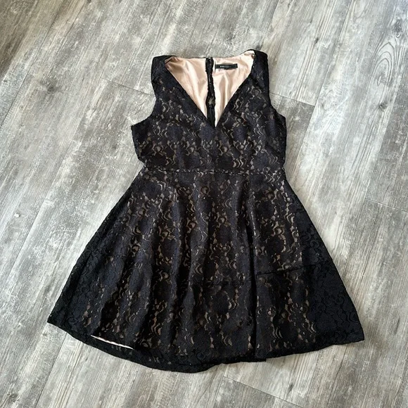 BCBG LACE - Picture 1 of 10